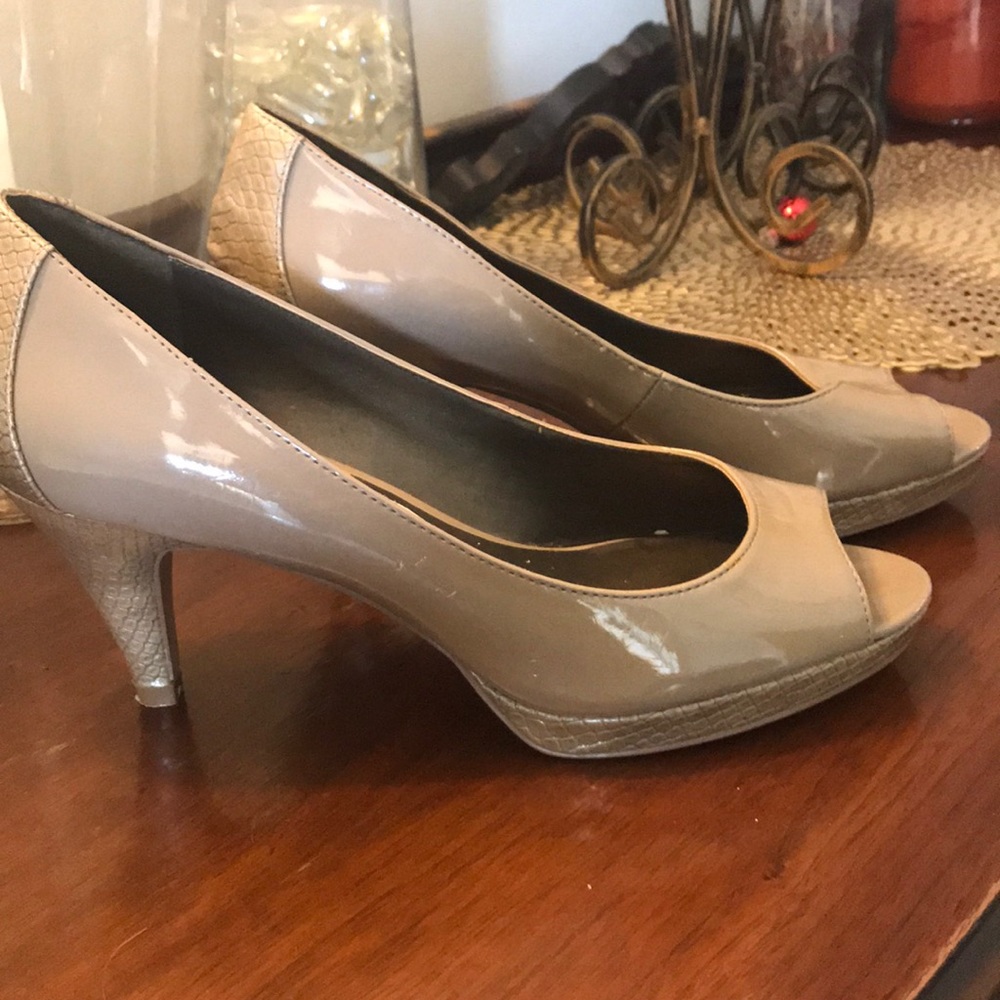 Bandolino size 8 nude peep toe pump